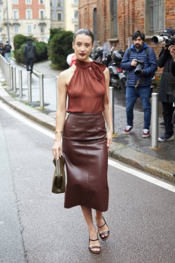 MILAN, İtalya - 23 Şubat 2024: Maria Pedraza Lorenzo Serafini moda defilesinden önce, Milan Moda Haftası tarzı