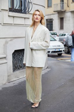 MILAN, İtalya - 23 Şubat 2024: Lorenzo Serafini 'nin Felsefe Öncesi Moda Şovu, Milan Moda Haftası