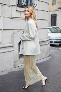 MILAN, İtalya - 23 Şubat 2024: Lorenzo Serafini 'nin Felsefe Öncesi Moda Şovu, Milan Moda Haftası