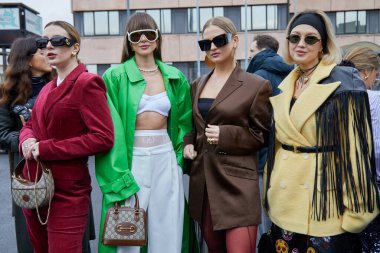 MILAN, İtalya - 23 Şubat 2024: Gucci moda defilesinden önce Gucci çantalı ve elbiseli kadınlar, Milan Moda Haftası tarzı