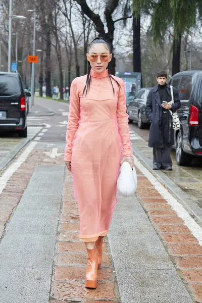 Милан Италия Февраля 2024 Женщина Розовом Платье Белой Сумке Перед — стоковое фото