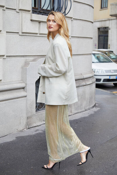 МИЛАН, ИТАЛИЯ - 23 ФЕВРАЛЯ 2024: Хлоя Лекарё перед Философией Лоренцо Серафини на показе мод в стиле Недели моды в Милане