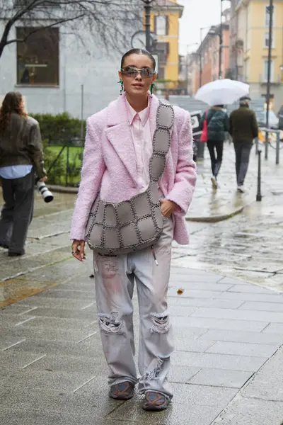 Milan Włochy Luty 2024 Kobieca Różowa Kurtka Koszula Podarte Spodnie Obrazy Stockowe bez tantiem