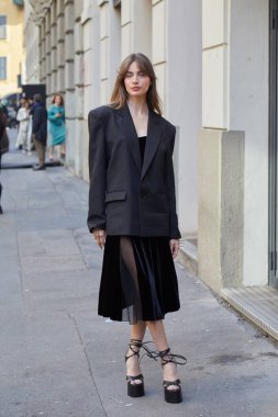 MILAN, İTALYA - 24 Şubat 2024: siyah ceketli ve kadife elbiseli Mara Lafontan Ferrari defilesinden önce, Milan Moda Haftası tarzı