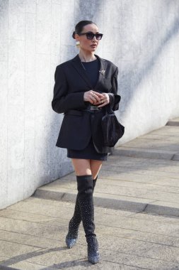 MİLAN, İTALYA - 24 Şubat 2024: Siyah ceketli, etekli ve çizmeli kadın Ermanno Scervino moda defilesinden önce, Milan Moda Haftası tarzı