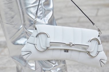 MILAN, İtalya - 24 Şubat 2024: Ermanno Scervino defilesinden önce Gucci marka deri çanta ve gümüş pantolonlu kadın, Milan Moda Haftası tarzı