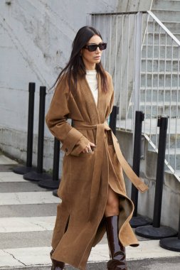 MİLAN, İtalya - 24 Şubat 2024: Ferragamo defilesinden önce Giorgia Tordini, Milan Moda Haftası tarzı
