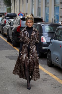 MİLAN, İtalya - 24 Şubat 2024: Dolce ve Gabbana defilesinden önce Emili Sindlev, Milan Moda Haftası