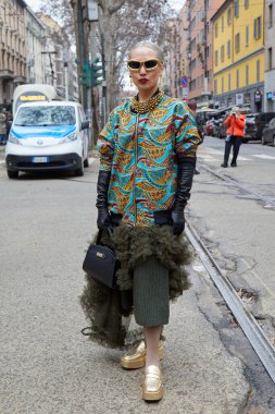 MILAN, İtalya - 24 Şubat 2024 Dolce ve Gabbana moda defilesinden önce, Milan Moda Haftası tarzı