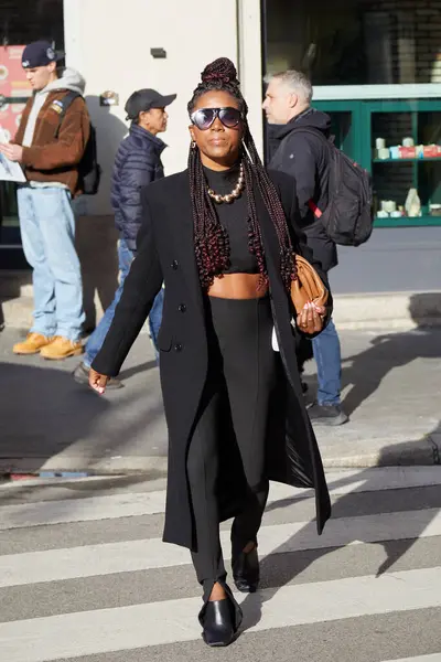 Milan Italië Februari 2024 Vrouw Met Zwart Jasje Broek Vlechten Stockfoto
