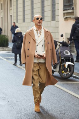 MILAN, İtalya - 25 Şubat 2024: Giorgio Armani defilesinden önce bej ceketli Enzo Miccio, Milan Moda Haftası tarzı