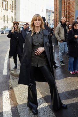 MILAN, İtalya - 25 Şubat 2024: Luisa Spagnoli defilesinden önce Eva Riccobono, Milan Moda Haftası tarzı
