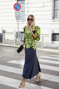 MILAN, İtalya - 25 Şubat 2024: Candela Pelizza Luisa Spagnoli defilesinden önce, Milan Moda Haftası tarzı