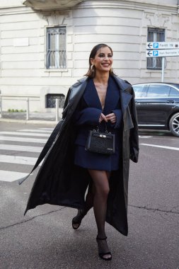 MILAN, İtalya - 25 Şubat 2024: Luisa Spagnoli defilesinden önce siyah deri ceketli ve mavi ceketli kadın, Milan Moda Haftası tarzı