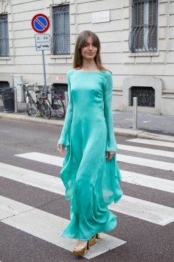 MILAN, İtalya - 25 Şubat 2024: Luisa Spagnoli defilesinden önce Mara Lafontan, Milan Moda Haftası tarzı