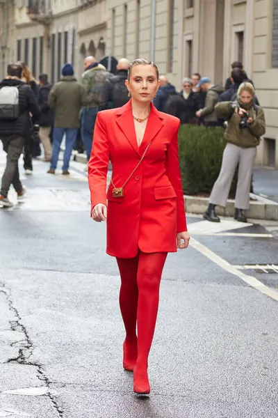 MILAN, İtalya - 25 Şubat 2024: Kırmızı ceketli ve küçük altın çantalı kadın Giorgio Armani defilesinden önce, Milan Moda Haftası tarzı