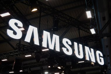 MILAN, ITALY - 16 Nisan 2024: Milan Tasarım Haftası sırasında Salone del Mobile 'de Samsung imzası