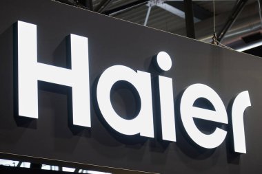 MILAN, İtalya - 16 Nisan 2024: Milan Tasarım Haftası boyunca Salone del Mobile 'de Kıllı Tabela