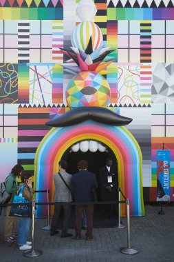 MILAN, İtalya - 17 Nisan 2024: Noroo, Hong Chul Wonderland kurulumu Milan Tasarım Haftası sırasında