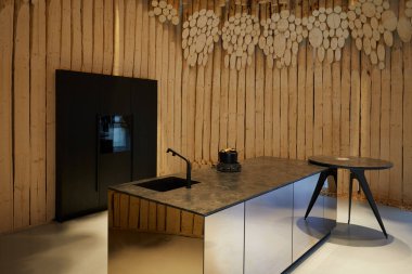 MILAN, ITALY - 17 NİSAN 2024: 125, Francis Kere 'in Milano Tasarım Haftası boyunca Kurduğu Şömine