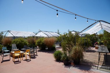 MILAN, İtalya - 17 Nisan 2024: Milano Tasarım Haftası boyunca güneşli bir günde üs terası