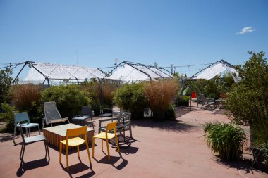 MILAN, İtalya - 17 Nisan 2024: Milano Tasarım Haftası boyunca güneşli bir günde üs terası