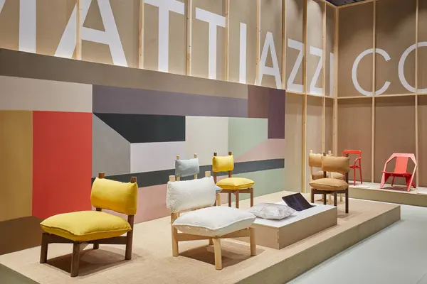 意大利 2024年4月16日 在米兰设计周期间 Mattiazzi站在移动沙龙的椅子上 免版税图库图片