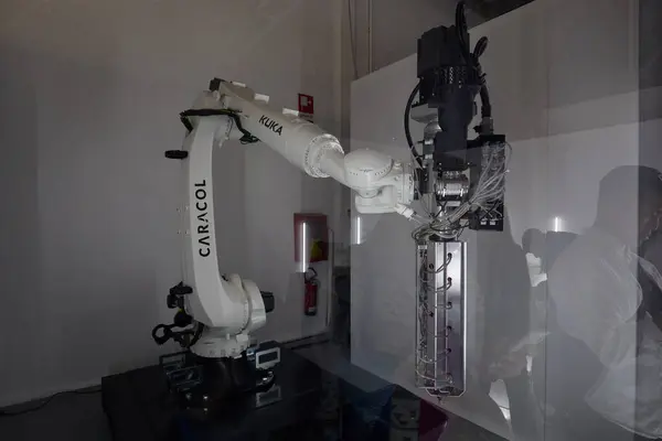 意大利 2024年4月17日 在米兰设计周用Kuka机器人臂进行Caracol 3D打印 图库图片