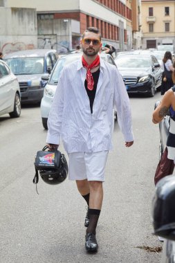 MILAN, İtalya - 14 Haziran 2024 Moschino moda defilesinden önce beyaz gömlekli ve şortlu bir adam, Milan Moda Haftası tarzı