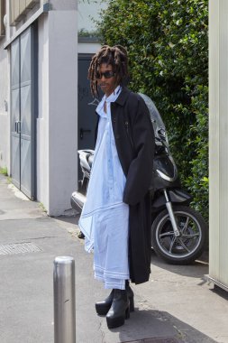 MILAN, İtalya - 14 Haziran 2024: Moschino moda defilesinden önce Kızıl Longo, Milan Moda Haftası tarzı