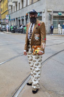 MILAN, ITALY - 15 Haziran 2024: Dolce ve Gabbana pantolonlu ve çantalı adam Dolce ve Gabbana moda defilesinden önce, Milan Moda Haftası tarzı