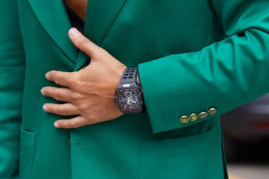 MILAN, ITALY - 15 Haziran 2024: Richard Mille McLaren 'ın yanındaki adam Dolce ve Gabbana moda defilesinden önce RM 50-03 izledi, Milan Moda Haftası tarzı