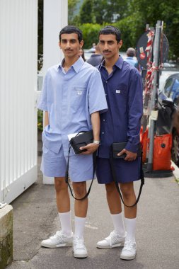 MILAN, İtalya - 15 Haziran 2024: Fendi defilesinden önce Humaid Hadban ve Mohammed Hadban ikizleri, Milan Moda Haftası tarzı