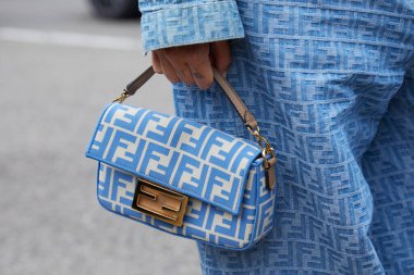 MILAN, ITALY - 15 Haziran 2024: Fendi logo desenli ve moda defilesinden önce pantolon mavi çantalı kadın, Milan Moda Haftası tarzı