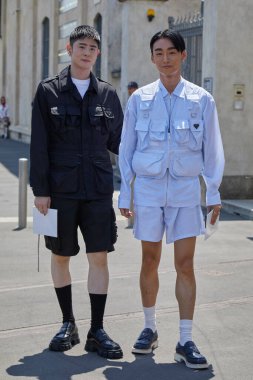 MILAN, ITALY - 16 Haziran 2024: Taiki Takahashi ve Noah Lee Prada defilesinden önce, Milan Moda Haftası tarzı