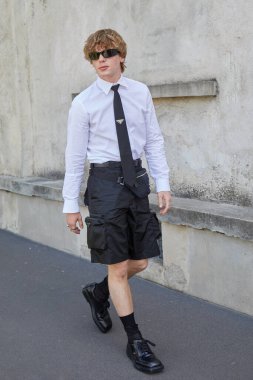 MILAN, İtalya - 16 Haziran 2024: Prada defilesinden önce Jack Wright, Milan Moda Haftası tarzı