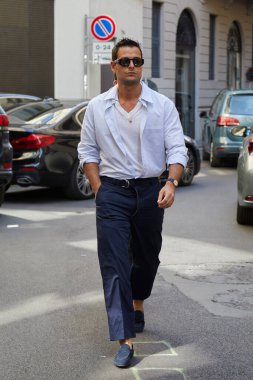 MILAN, İtalya - 16 Haziran 2024: Dunhill moda defilesinden önce Frank Galluccio, Milano Moda Haftası tarzı