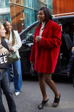 MILAN, İtalya - 16 Haziran 2024 JW Anderson moda defilesinden önce Venüs Williams, Milan Moda Haftası tarzı