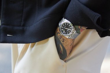 MILAN, ITALY - 17 Haziran 2024: Rolex Date 'li adam Giorgio Armani defilesinden önce sadece izle, Milan Moda Haftası tarzı