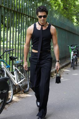 MILAN, İtalya - 17 Haziran 2024: Gucci defilesinden önce Gucci çantalı Marc Forne, Milan Moda Haftası tarzı