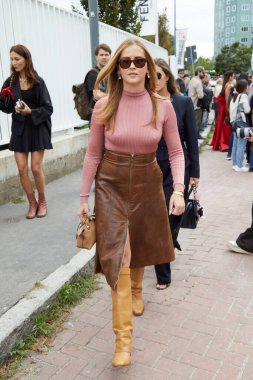 MILAN, İtalya - 17 Eylül 2024 Fendi defilesinden önce Valentina Ferragni, Milano sokak tarzı