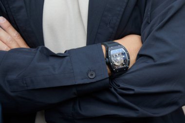 MILAN, İtalya - 17 Eylül 2024: Alberta Ferretti defilesinden önce Richard Mille ile Adam, Milano sokak stili