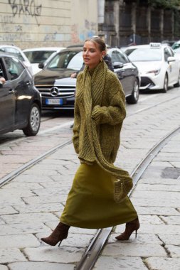 MİLAN, İTALYA 17 Eylül 2024: Veronica Ferraro Alberta Ferretti defilesinden önce, Milano sokak tarzı