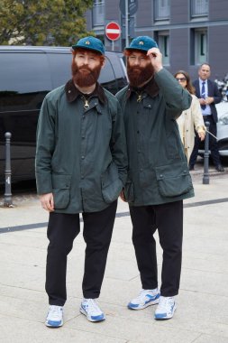 MİLAN, İTALYA 18 Eylül 2024: kırmızı sakallı ve koyu yeşil Barbour ceketli adamlar Marco Rambaldi defilesinden önce, Milano sokak tarzı