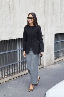 MİLAN, İTALYA 19 Eylül 2024: Max Mara defilesinden önce Alex Riviere, Milano sokak tarzı