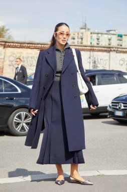 MİLAN, İTALYA 19 Eylül 2024: Tamara Kalinic Prada defilesinden önce, Milano sokak tarzı