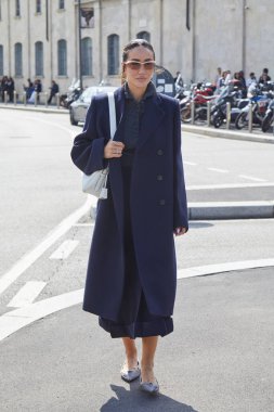 MİLAN, İTALYA 19 Eylül 2024: Tamara Kalinic Prada defilesinden önce, Milano sokak tarzı