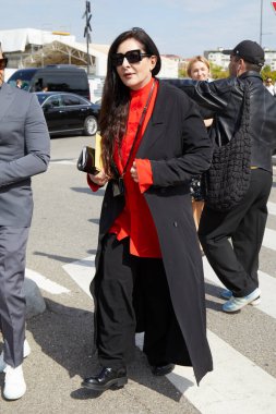 MİLAN, İtalya - 19 Eylül 2024: Marina Abramoviç Prada defilesinden önce, Milano sokak tarzı