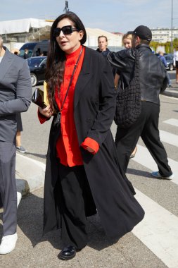 MİLAN, İtalya - 19 Eylül 2024: Marina Abramoviç Prada defilesinden önce, Milano sokak tarzı