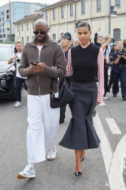 MİLAN, İTALYA 19 Eylül 2024: Tina Kunakey Prada defilesinden önce, Milano sokak stili